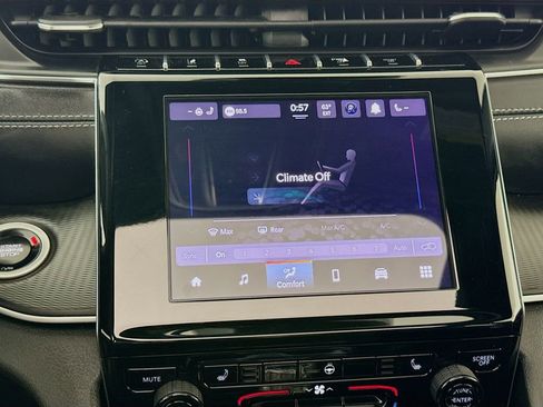 Used 2025 Jeep Grand Cherokee Altitude image 16