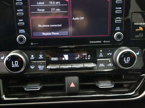 Used 2021 Toyota Highlander XLE FWD image 11