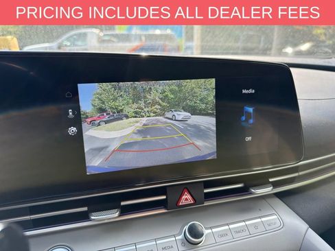 Used 2025 Hyundai Elantra Limited FWD image 12