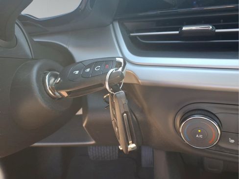 Used 2024 Chevrolet Trax RS w/ Sunroof Package FWD image 29