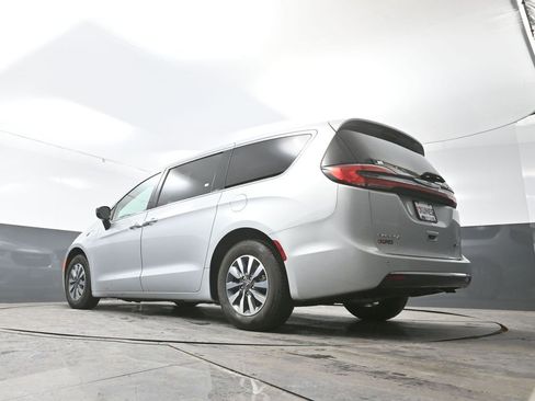 Used 2024 Chrysler Pacifica Select image 56