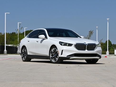 Used 2025 BMW i5 eDrive40i w/ Executive Package RWD image 2