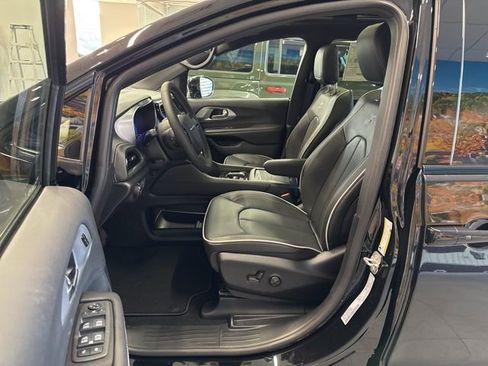 New 2026 Chrysler Pacifica Limited w/ S Appearance Package image 23