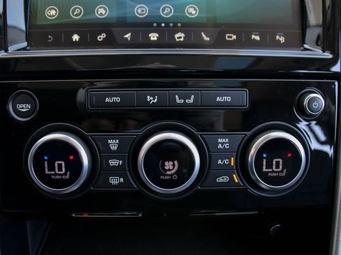 Used 2019 Land Rover Discovery HSE image 40