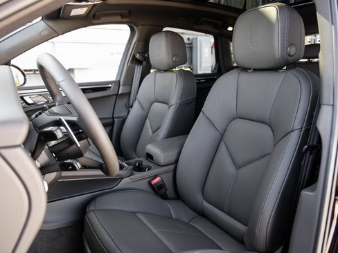 Certified 2026 Porsche Macan AWD/4WD image 5