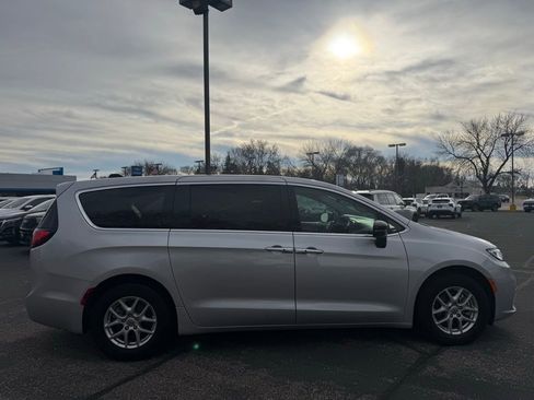 Used 2024 Chrysler Pacifica Touring-L image 6