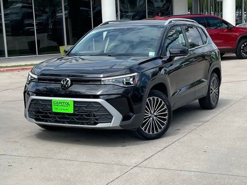 Used 2025 Volkswagen Taos SE FWD image 9