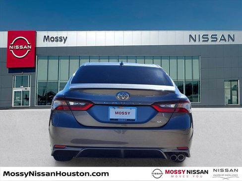 Used 2021 Toyota Camry SE image 6