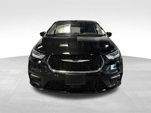 Used 2024 Chrysler Pacifica Touring-L FWD image 2