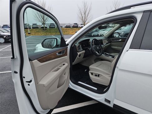 New 2026 Volkswagen Atlas SE image 11