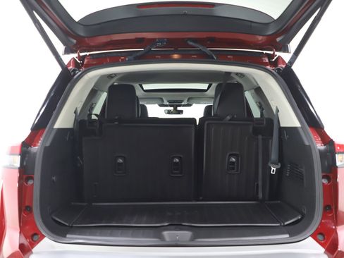 Used 2024 Nissan Pathfinder Platinum image 19