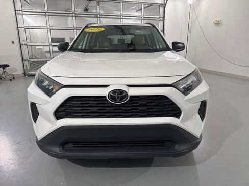 Used 2019 Toyota RAV4 LE FWD image 2