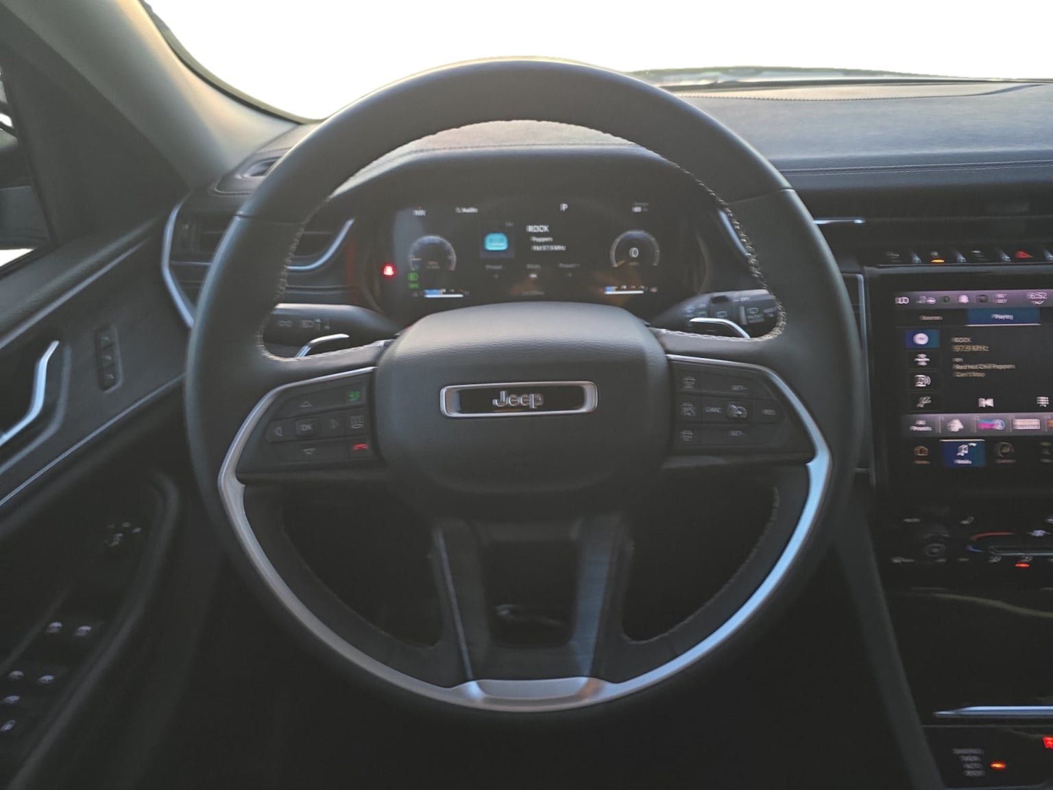 Used 2023 Jeep Grand Cherokee L Limited w/ Black Appearance Package AWD/4WD image 13