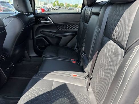 Used 2024 Mitsubishi Outlander SEL Black Edition FWD image 12