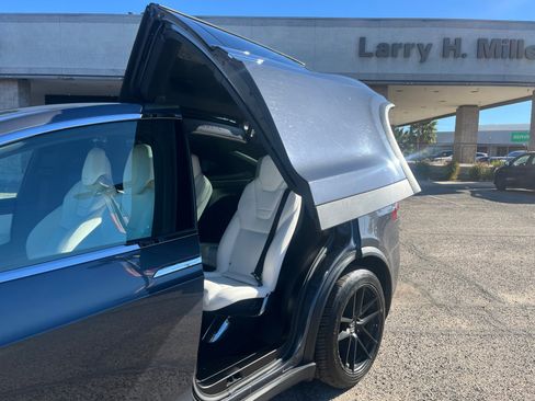 Used 2016 Tesla Model X image 16