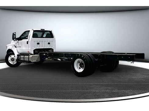 Used 2023 Ford F750 2WD Regular Cab Super Duty image 14
