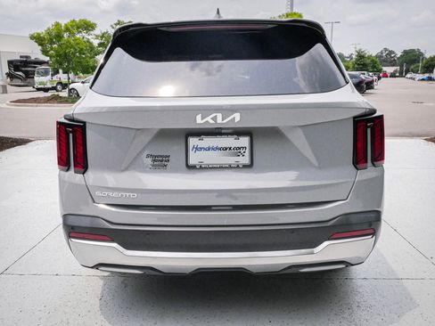 Used 2025 Kia Sorento S FWD image 9