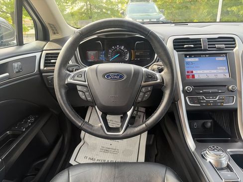 Used 2017 Ford Fusion SE w/ Fusion SE Technology Package FWD image 14