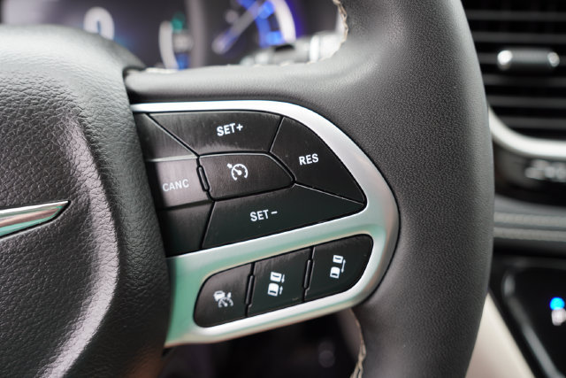 Certified 2024 Chrysler Pacifica Limited FWD image 35
