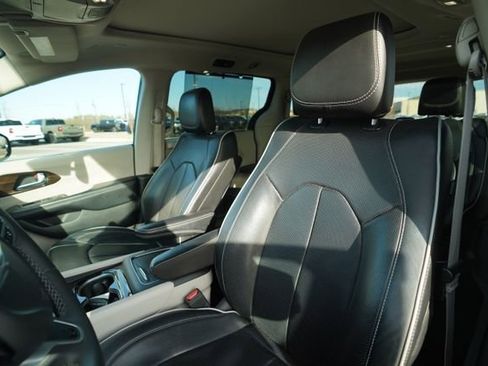 Used 2023 Chrysler Pacifica Limited image 35
