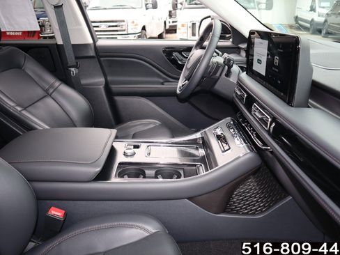 Used 2025 Lincoln Aviator AWD image 30