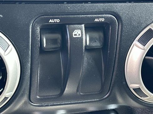 Used 2018 Jeep Wrangler Sahara w/ Connectivity Group AWD/4WD image 18