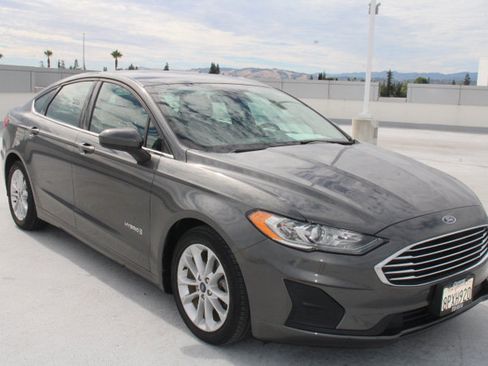 Used 2019 Ford Fusion SE FWD image 2