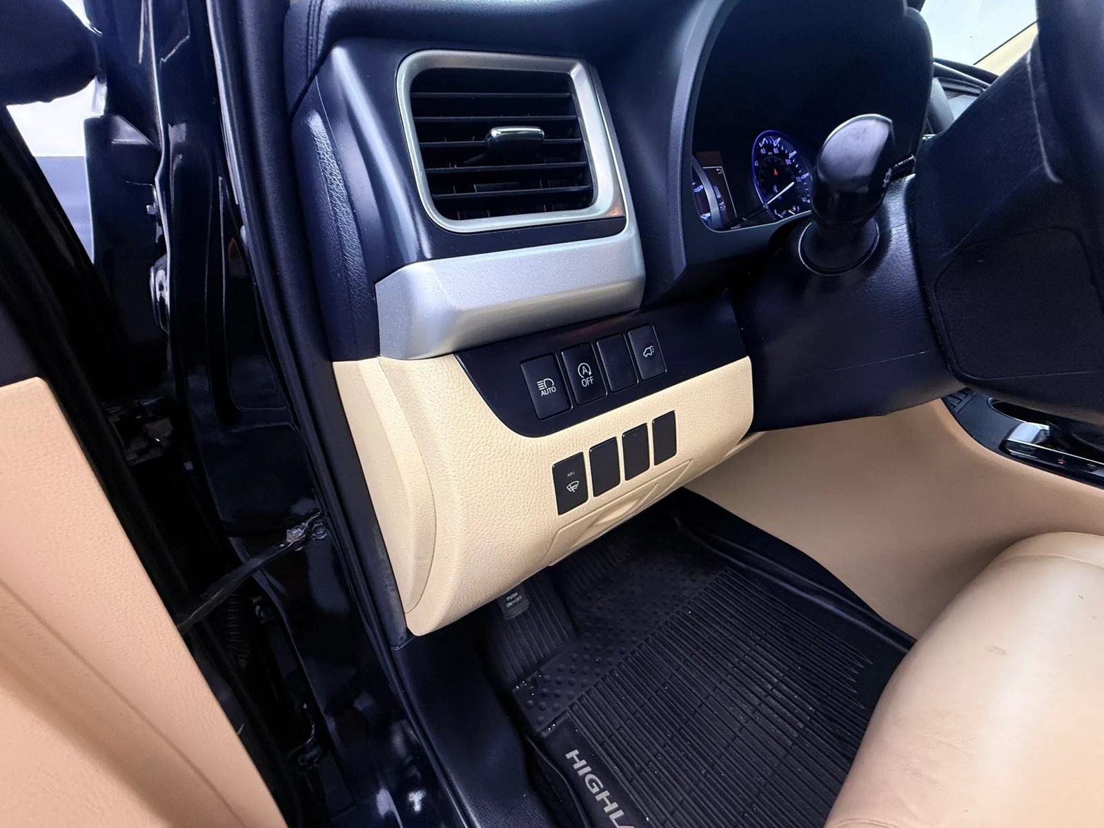 Used 2019 Toyota Highlander XLE AWD/4WD image 38