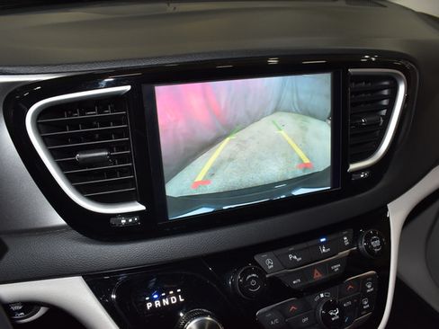 Certified 2024 Chrysler Pacifica Touring-L FWD image 16