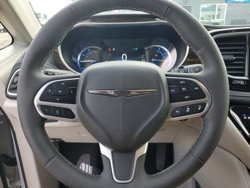 Used 2023 Chrysler Pacifica Limited image 24