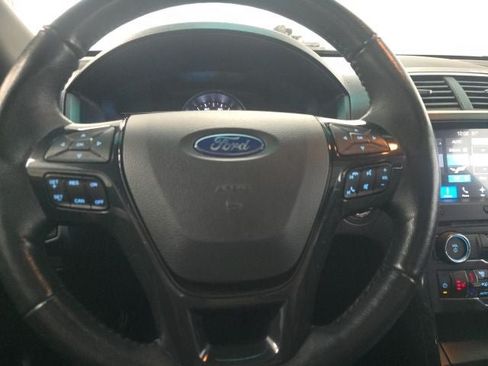 Used 2017 Ford Explorer XLT w/ Equipment Group 202A AWD/4WD image 29