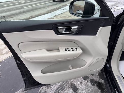 Used 2020 Volvo XC60 T5 Momentum image 11