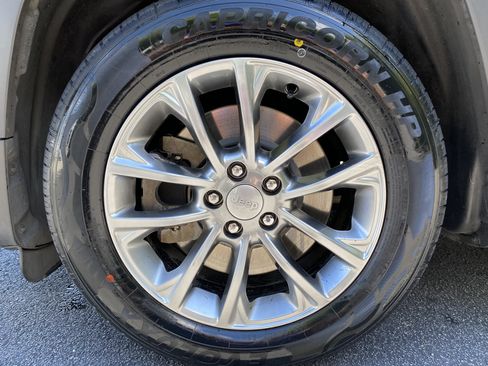 Used 2021 Jeep Cherokee Latitude Plus w/ Sun & Sound Group FWD image 40