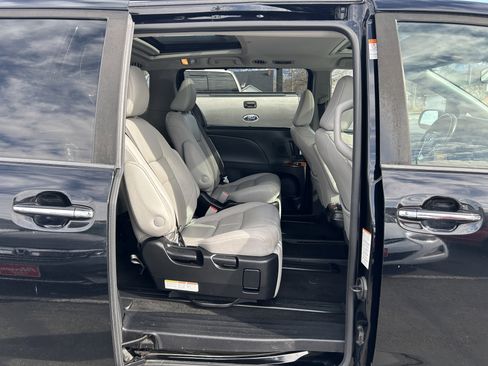 Used 2018 Toyota Sienna Limited w/ Carpet Mat Package image 21