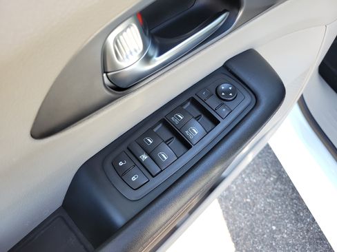 Used 2020 Chrysler Pacifica Touring w/ Cold Weather Group FWD image 20
