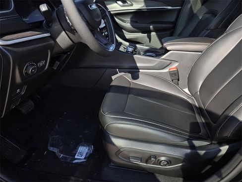 New 2025 Jeep Grand Cherokee Limited image 18