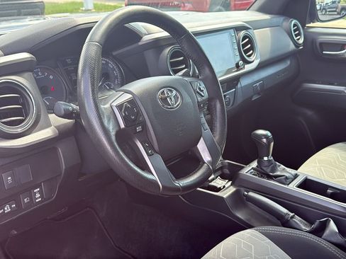 Used 2022 Toyota Tacoma TRD Off-Road w/ Technology Package AWD/4WD image 15