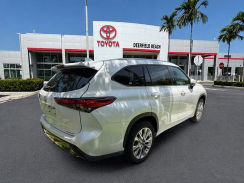 Used 2023 Toyota Highlander Limited FWD image 8