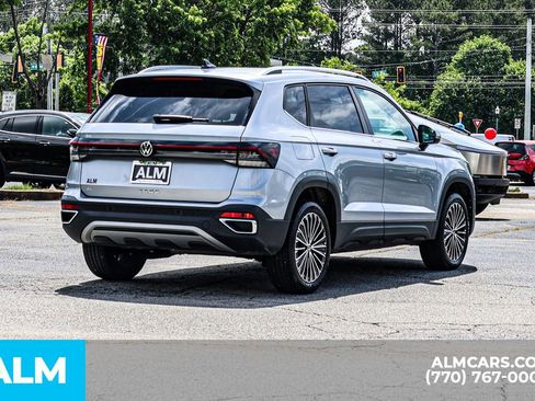 Used 2025 Volkswagen Taos SE FWD image 6