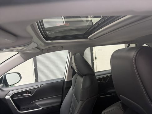 Used 2022 Toyota RAV4 XLE Premium image 12