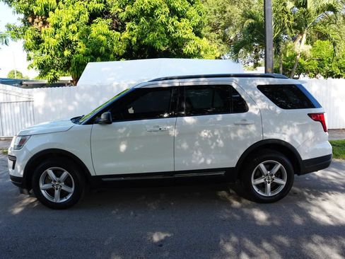 Used 2018 Ford Explorer XLT FWD image 3