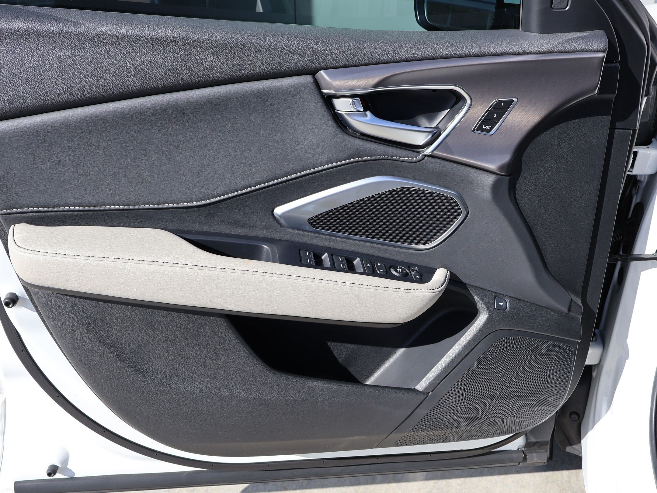 Used 2025 Acura RDX SH-AWD image 13