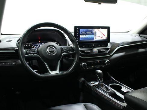 Used 2023 Nissan Altima 2.5 SR w/ SR Premium Package FWD image 2