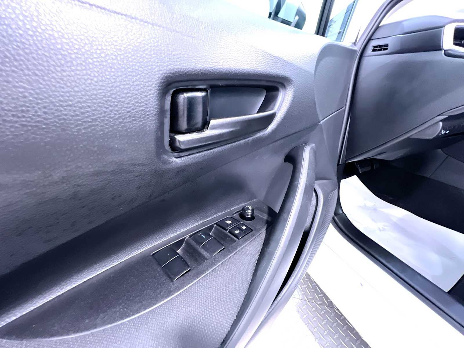 Used 2025 Toyota Corolla LE FWD image 12