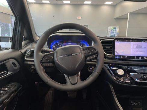 Used 2025 Chrysler Pacifica Limited FWD image 19