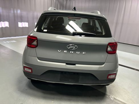 Used 2022 Hyundai Venue SEL FWD image 6