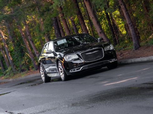 Used 2016 Chrysler 300 C Platinum RWD image 43
