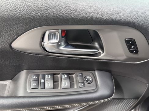 Used 2025 Chrysler Pacifica Select FWD image 19