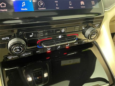 Used 2024 Jeep Grand Cherokee Limited 4xe image 9