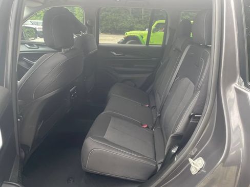 Used 2023 Jeep Grand Cherokee Laredo AWD/4WD image 20